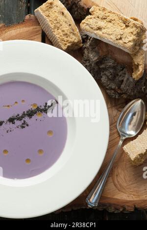 Soupe de chou-fleur violet servie avec des roussettes (Afrique du Sud) Banque D'Images