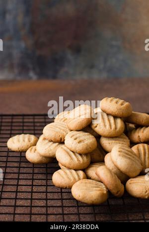 Biscuit au beurre d'arachide sur une grille métallique Banque D'Images