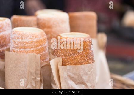 Kürtöskalacs (gâteau de cheminée hongrois) dans des sacs en papier Banque D'Images