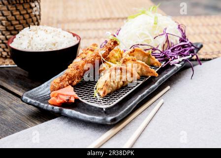 Plateau de gyoza et de crevettes Katsu servi avec du riz (Japon) Banque D'Images