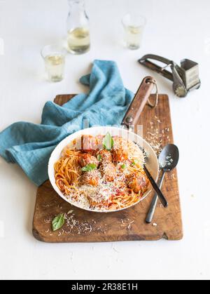 Spaghetti aux Boulettes de viande et le parmesan Banque D'Images