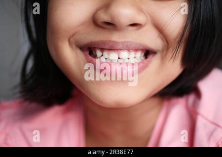 enfant souriant avec des dents blanches saines. Banque D'Images