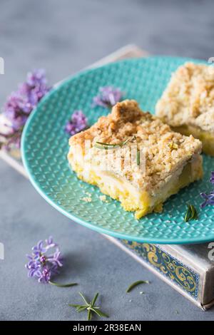 Gâteau à la rhubarbe et à la crème vanille Banque D'Images