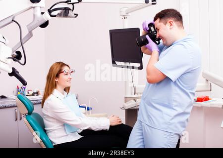 Femme dans un bureau de dentiste choisir Banque D'Images