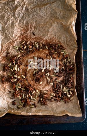 Différentes épices de Noël sur papier de cuisson Banque D'Images