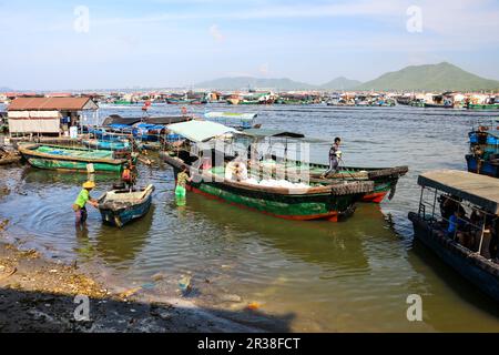 Village de pêcheurs flottant de Lingshui Banque D'Images