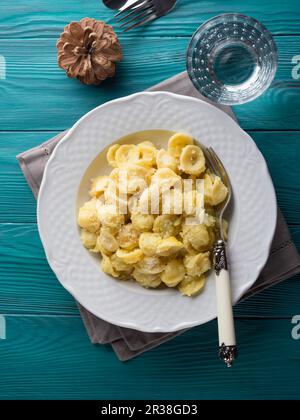 Pâtes italiennes traditionnelles Orecchiette au chou-fleur épicé et parmesan râpé Banque D'Images