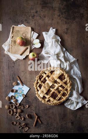 Tarte aux pommes rustique aux noix (vue d'en haut) Banque D'Images