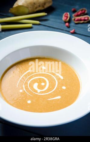 Arachides sucrées soupe crème garnie de crème double dans une assiette blanche Banque D'Images