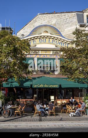 FRANCE. GIRONDE (33). BORDEAUX. LE 'CAFÉ DU LEVANT', UNE BRASSERIE HISTORIQUE DE BORDEAUX (1896), EN FACE DE LA GARE SAINT-JEAN. FAÇADE EN MOSAÏQUE Banque D'Images