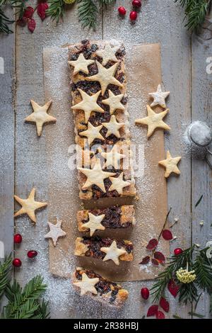 Tarte de noël à la frangipane et aux fruits secs (mince) Banque D'Images