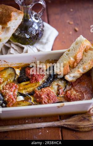 Un gratin d'aubergines avec du pain blanc Banque D'Images