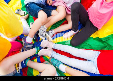 Fermer la vue d'enfants dans les jambes d'un cercle Banque D'Images