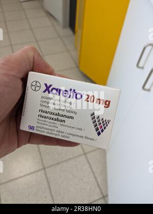 Prague, République tchèque-5 mai 2024:boîte de XARELTO de BAYER avec RIVAROXABAN substance active, utilisé pour la prévention et le traitement des caillots sanguins Banque D'Images
