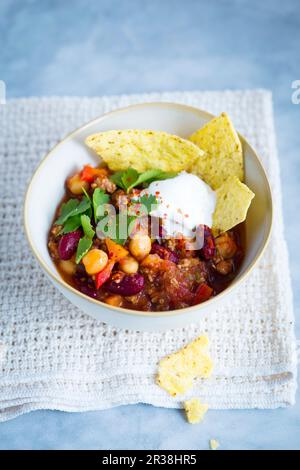 Chili con carne avec haricots et pois chiches dans un petit bol Banque D'Images