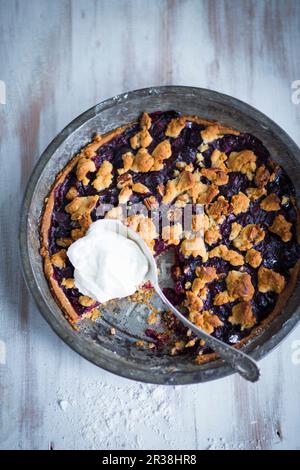 Tarte aux myrtilles avec flocons d'avoine croquants et crème Banque D'Images