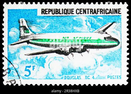 MOSCOU, RUSSIE - 18 MAI 2023 : timbre-poste imprimé en République centrafricaine montre Douglas DC-4, série 1967 de l'avion, vers 1967 Banque D'Images