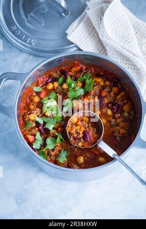 Chili con carne avec haricots et pois chiches dans une casserole Banque D'Images