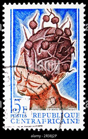 MOSCOU, RUSSIE - 18 MAI 2023: Timbre-poste imprimé en République centrafricaine montre les coiffures des femmes, série, vers 1967 Banque D'Images