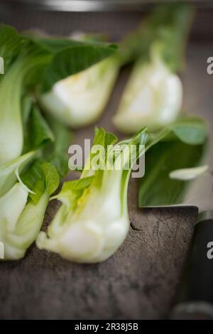 Bok choy frais sur une planche à découper en bois Banque D'Images