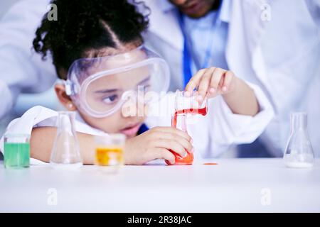 Science, recherche et enfant faire une expérience dans un laboratoire en physique ou en chimie à l'école. Connaissance, éducation et jeune fille étudiant travaillant Banque D'Images