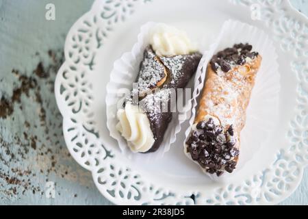 Cannoli (petits pains frits à la crème, Sicile) Banque D'Images