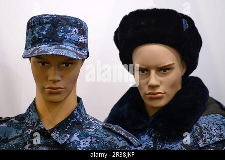 Uniforme militaire sur un mannequin comme échantillon pour la vente dans un magasin. Un headdress militaire porté sur une police Banque D'Images