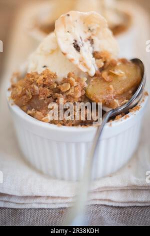 Crumble aux pommes et aux poires avec de la glace Banque D'Images