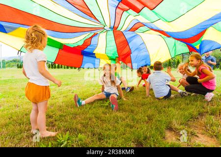 Jeux amusants sous verrière colorée à l'été en plein air Banque D'Images