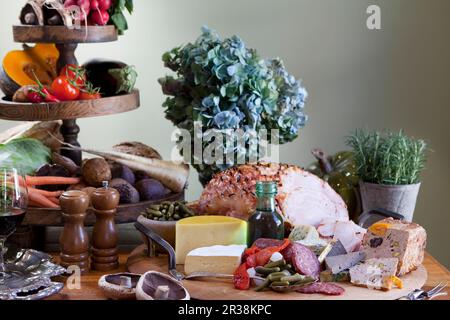 Assiette d'antipasti avec jambon fumé au miel, légumes mélangés, romarin, sel, poivre, vin rouge Banque D'Images