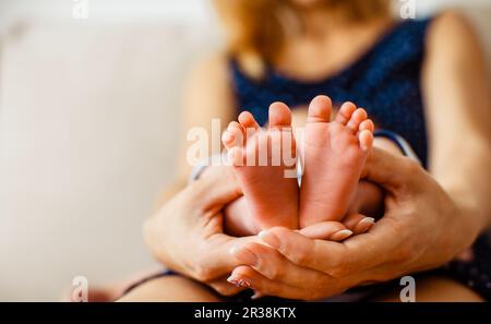 Les pieds de bébé nouveau-né mignon avec distribués orteils Banque D'Images