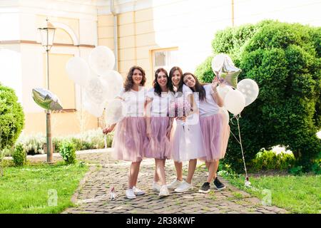 Heureux jolie petite amie à hen party dans l'été en plein air Banque D'Images