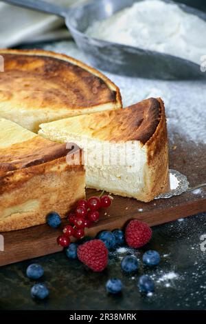 Cheesecake avec pâte à croûte courte, tranché Banque D'Images