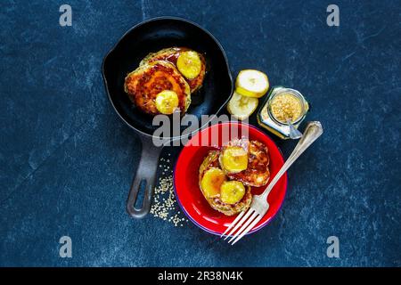 Crêpes de bananes caramélisées Banque D'Images