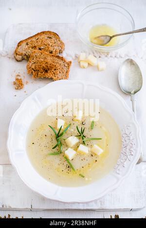 Soupe de chou-fleur au romarin Banque D'Images