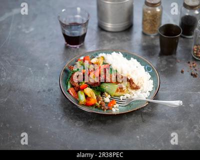 Bœuf rôti croustillant aux légumes et au riz (Asie) Banque D'Images