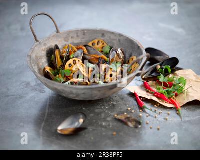 Moules au piment doux avec tranches de racine de lotus (Asie) Banque D'Images