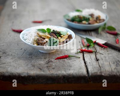 Bœuf au Chili et au basilic Banque D'Images