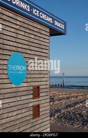 Bord de la hutte de rafraîchissements en bois près de la plage de Bournemouth Banque D'Images