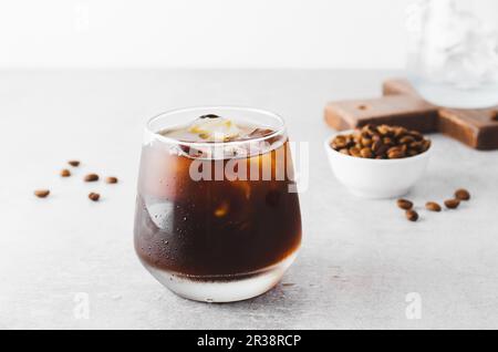 Café glacé, café froid avec glace sur fond gris clair, boisson rafraîchissante Banque D'Images