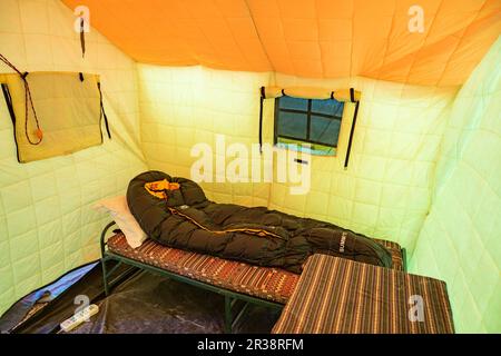 Camp de base du Mont Qomolangma. 22nd mai 2023. Cette photo prise sur 22 mai 2023 montre une petite tente utilisée par les guides, alpinistes et membres de l'expédition pour la nuit au camp de base d'alpinisme dans la réserve naturelle nationale de Qomolangma, dans la région autonome du Tibet du sud-ouest de la Chine. POUR ALLER AVEC "lettre de Lhassa: Une odyssée au camp de base de Mont Qomolangma" crédit: Sun Fei/Xinhua/Alay Live News Banque D'Images