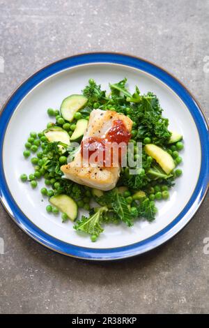 Filet de morue poêlé avec légumes verts cuits à la vapeur et confiture de piment Banque D'Images