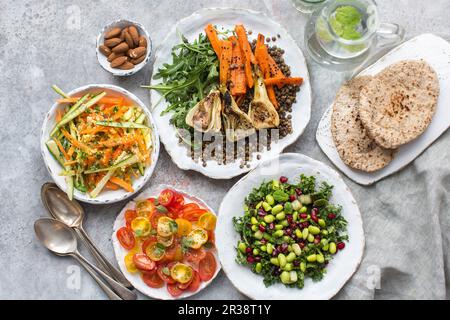 Diverses salades de légumes avec pain pita Banque D'Images