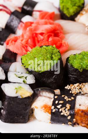 Ensemble de sushi et de rouleaux, la cuisine japonaise Banque D'Images