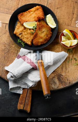 Schnitzel de porc pané dans une poêle (vue de dessus) Banque D'Images