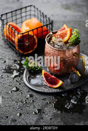 Une mule de Moscou avec des tranches d'orange de sang Banque D'Images