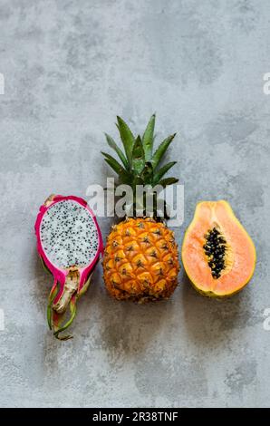 Un pitahaya, un bébé ananas et une papaye ont tous été coupés en deux Banque D'Images