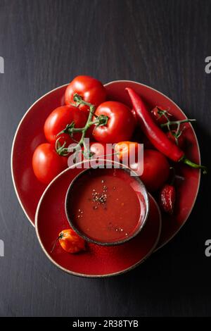 Soupe de tomates avec tomates fraîches, piments et poivrons Banque D'Images