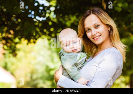 Portrait of young mother holding baby Banque D'Images