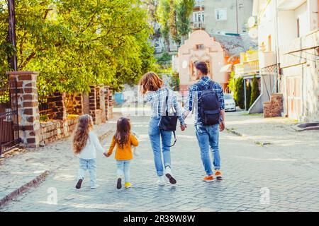 Les parents voyageant avec leurs filles à travers le pays Banque D'Images